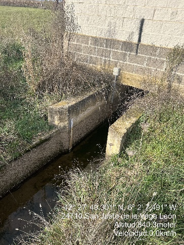 Canal con compuerta